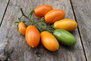 Eigenschaften und Beschreibung der Tomatensorte Bananenrot, Gelb, Rosa und Bunt, Ertrag