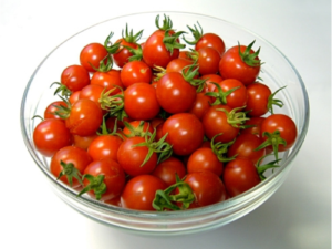Mô tả về cà chua bi, lợi ích và tác hại của chúng, các giống ngọt nhất