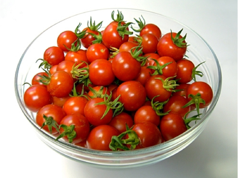 طماطم كرزية في وعاء