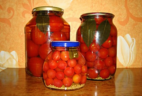 Tomaten mit Senfkörnern in Gläsern auf dem Tisch
