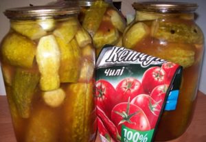 Recetas de pepinos con salsa de tomate para el invierno en frascos de litro.