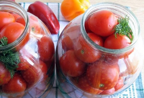 Bulgaarse tomaten in een pot
