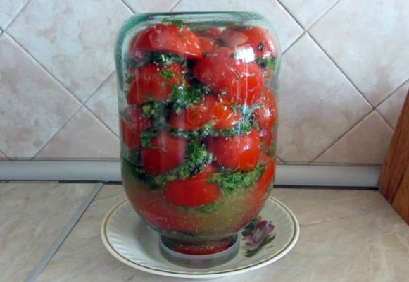 převrácená sklenice korejských rajčat