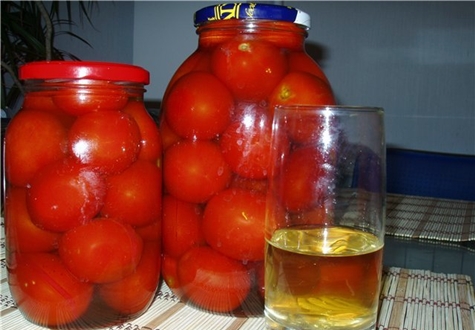 pomidorai obuolių sultyse stiklainiuose