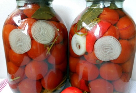 tomates à l'acide citrique dans un pot de 2 litres
