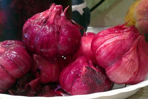 the appearance of pickled garlic with beets