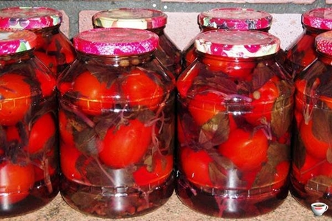 Tomaten mit Basilikum in Gläsern