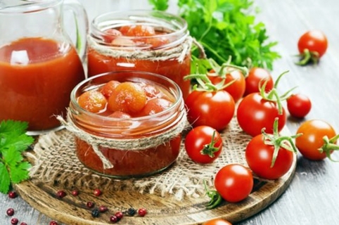 tomates cherry en su propio jugo sobre la mesa