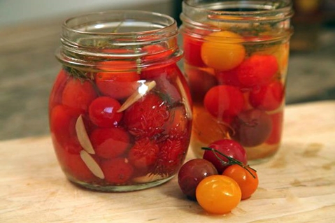 let saltede cherrytomater i krukker