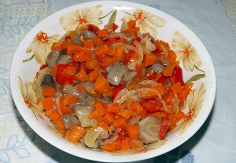 hodgepodge with mushrooms and tomatoes
