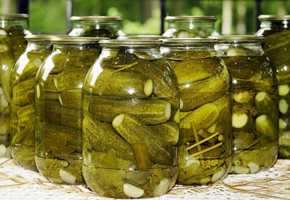 Hungarian cucumbers in jars
