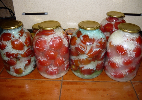latas de tomate con ajo