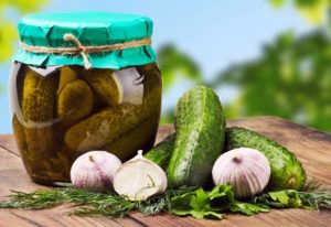 Stapsgewijs recept voor ingelegde komkommers in het Hongaars voor de winter