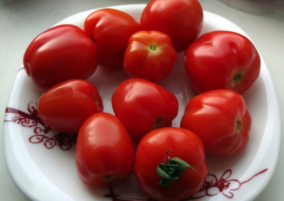 braškių vyšninis pomidoras lėkštėje