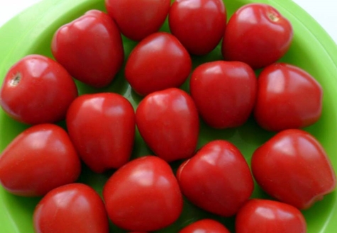 mansikka-tomaatti kulhoon