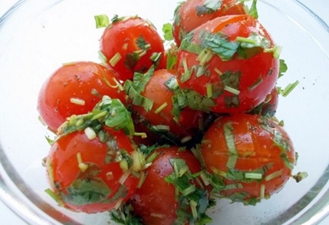 lengvai sūdyti vyšniniai pomidorai su žolelėmis