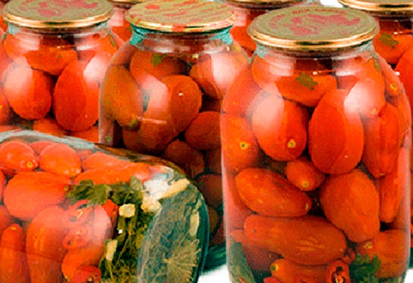 Matryoshka de tomate enlatado