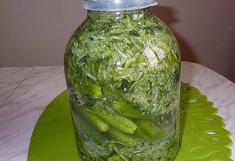 komkommers in hun eigen sap in een pot
