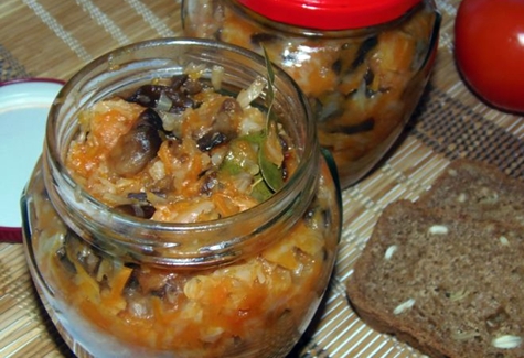 jar with mushrooms and cabbage