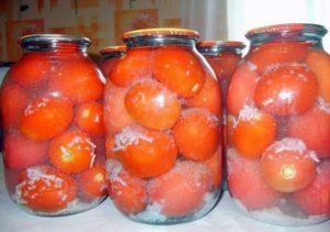 Opskrift på hermetisering af tomater i sneen med hvidløg til vinteren