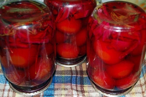 apverstos skardinės pomidorų ir burokėlių