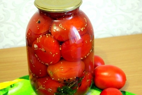 tomaatit sinappinsiementen ja basilikan kanssa
