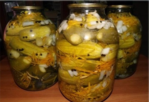 Tsjechische komkommers met kruiden