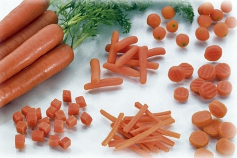 carottes hachées sur la table