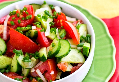 Salat mit Tomaten und Gurken