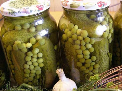 agurker med grønne ærter i en liter krukke