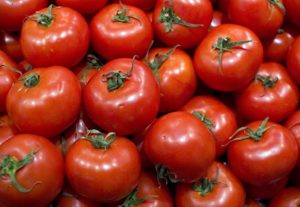 Kenmerken en beschrijving van de tomatenvariëteit Bistrenok, de opbrengst