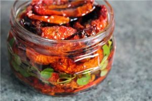 Mikrobangų krosnelėje saulėje džiovintų pomidorų receptas žiemai namuose