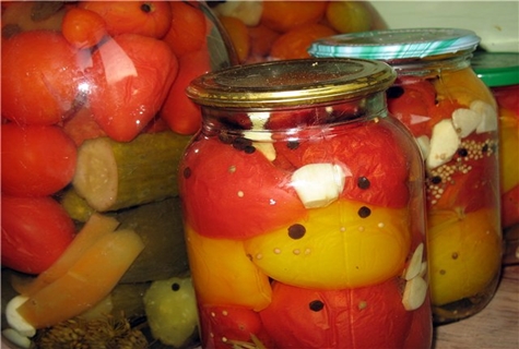 tomaten in poetsmiddel in een pot op tafel