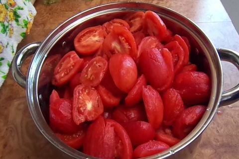 tomaten in een pan