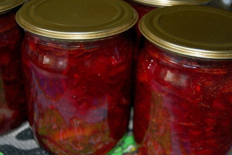 zucchini with beets in small jars