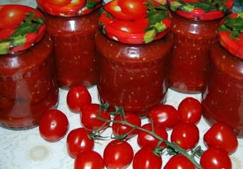vyšniniai pomidorai savo sultyse stiklainiuose