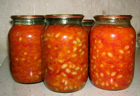 zucchini na may beans sa mga garapon sa mesa