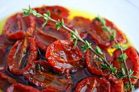 patiekalas saulėje džiovintų vyšninių pomidorų