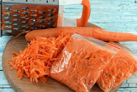 geraspte wortelen in een zak