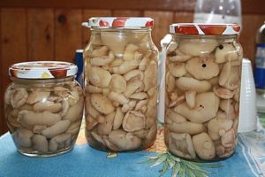 Μια απλή και νόστιμη συνταγή για την παρασκευή τουρσί βούτυρο για το χειμώνα στο σπίτι