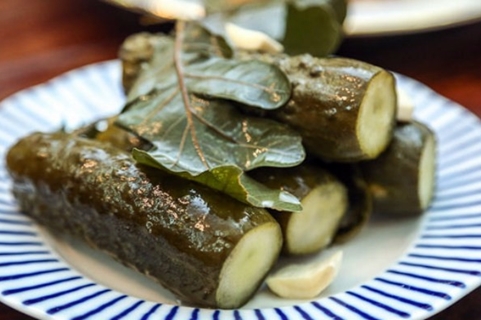 cetrioli con foglie di quercia in un piatto