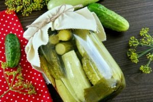 Einfache und leckere Rezepte zum Einlegen von Gurken mit Zucchini für den Winter