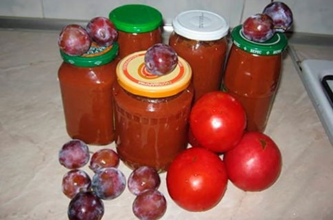 ketchup van pruimen en tomaten in blikjes