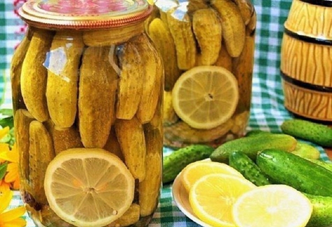 Gurken mit Zitrone in einer Schüssel