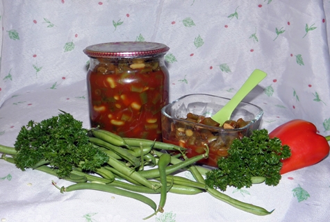 beans in tomato sauce in a jar