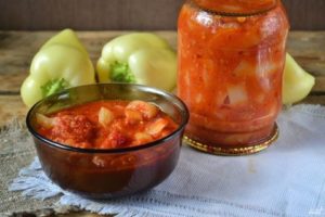 Einfache Rezepte für die Zubereitung von Lecho aus Paprika für den Winter mit Tomatenmark