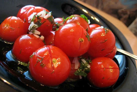 lengvai pasūdytus vyšninius pomidorus lėkštėje