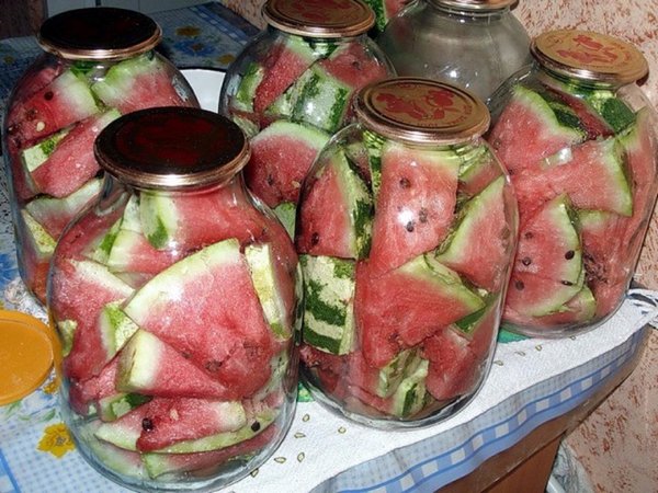 krukker med syltede vandmeloner på bordet