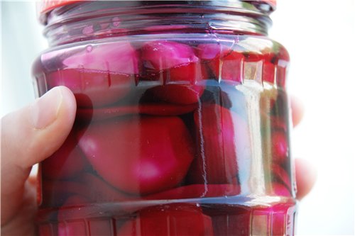 pickled garlic with beets in a jar