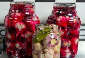 Recipe for pickling garlic with beets for the winter